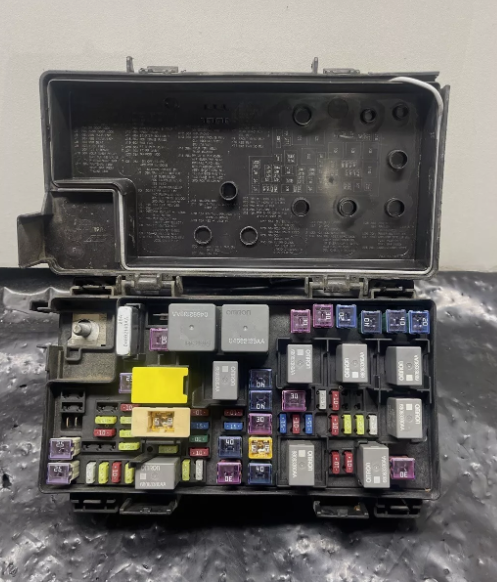 2012 Chrysler Town & Country Min Van Fuse Box